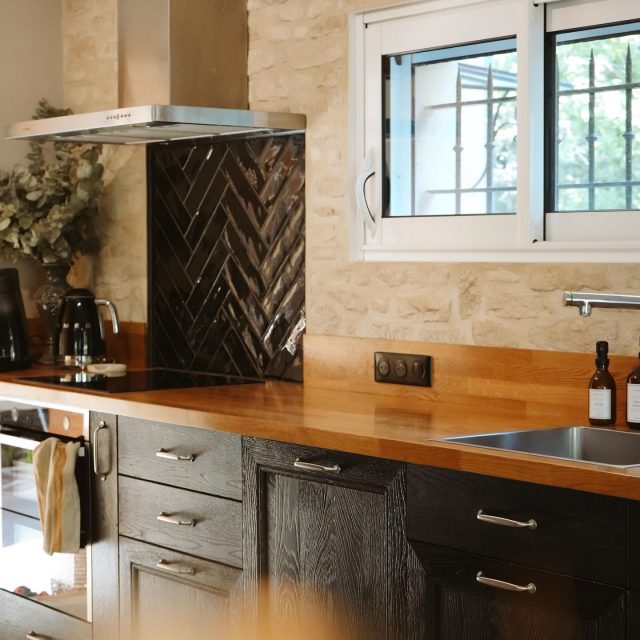 Fabriquée de façon artisanale, en chêne massif des façades jusqu’au plan de travail, cette réalisation signée La MENUISERIE des Batistans incarne le savoir-faire traditionnel allié à un design contemporain.

Les lignes sobres et les finitions minutieuses mettent en valeur la noblesse du bois, tandis que la conception sur mesure garantit une harmonie parfaite avec l’espace.

Ici, chaque détail compte : la chaleur du bois naturel, la précision des assemblages et l’exigence d’une fabrication artisanale offrent un espace intemporel, à la fois fonctionnel, raffiné et durable.

#cuisinebois #menuiserie #chêne #artisanatfrançais🇫🇷 #cuisinenoire #atelier #metierpassion #menuiseriedesbatistans