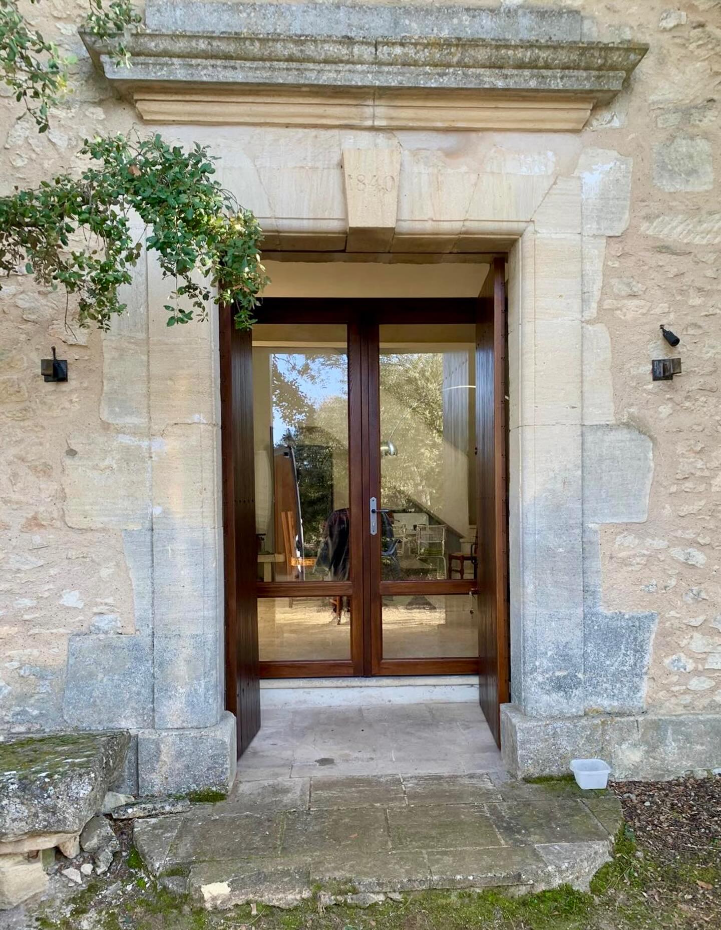 Création d’un sas d’entrée dans un ancien temple niché au coeur du Luberon ✨

#Artisanat #SavoirFaire #BâtimentAncien #luberon #menuisier