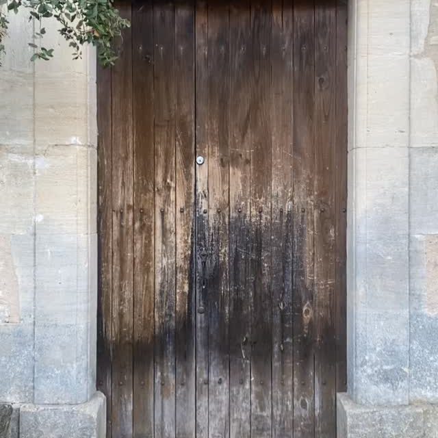 Retrait d’une ancienne porte en châtaignier afin de la restaurer en atelier 

#artisanatfrancais #compagnondudevoir #provence #passionbois #restaurationpatrimoine