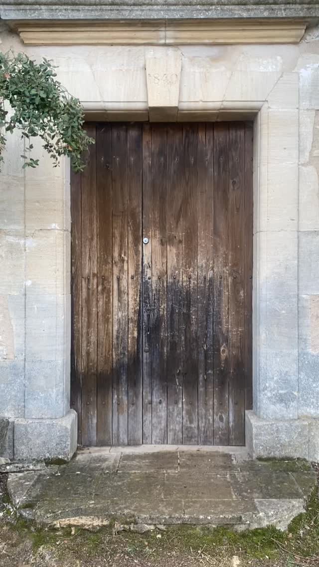 Retrait d’une ancienne porte en châtaignier afin de la restaurer en atelier 

#artisanatfrancais #compagnondudevoir #provence #passionbois #restaurationpatrimoine