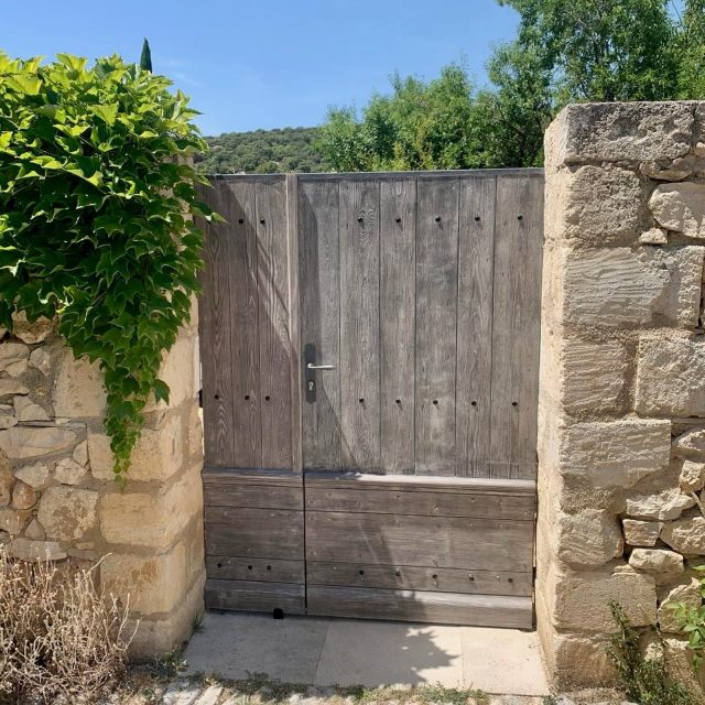 ✨ L’élégance du bois et de la pierre, sublimée par la finition bois flotté ✨

#artisandart #portail #savoirfairefrancais #luberon #boisflotté