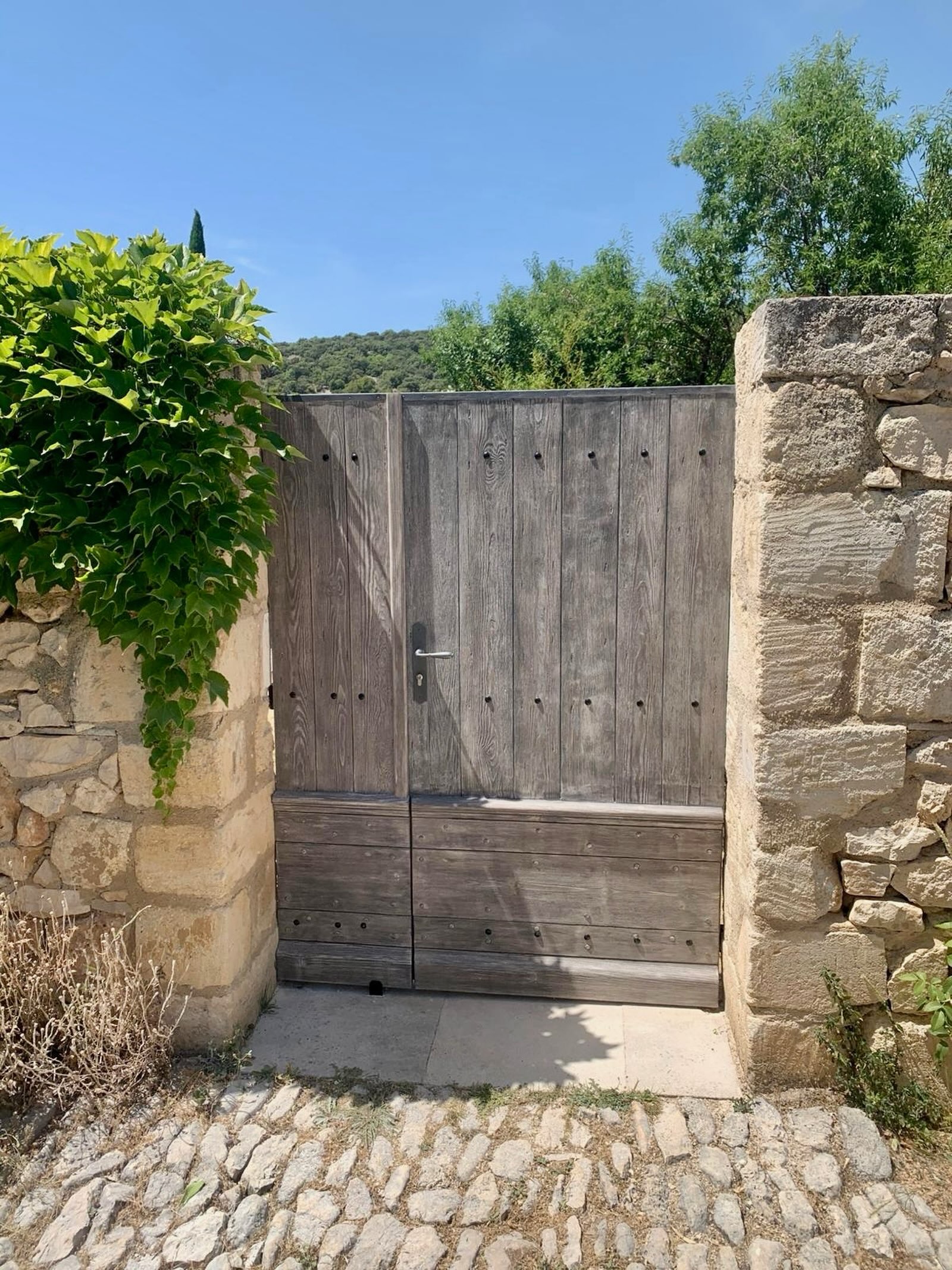 ✨ L’élégance du bois et de la pierre, sublimée par la finition bois flotté ✨

#artisandart #portail #savoirfairefrancais #luberon #boisflotté